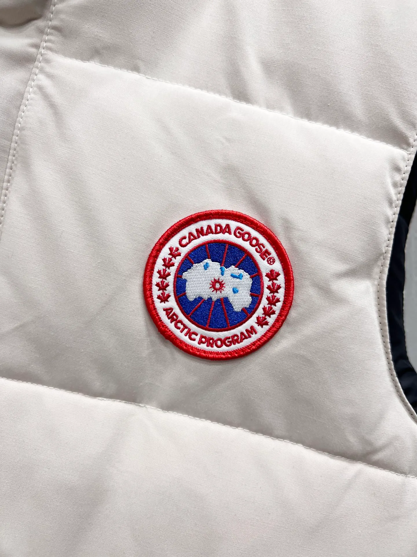 P330 model number: YC26 Canada goose/Canada Goose 4154M Freestyle Crew down vest, using international 50 down, genuine original clothing, pay attention to the version, YKK double zipper, velvet on the back collar, more warm, zippered hidden pocket on the inside, genuine mesh pockets on the inside. If you need to compare with the genuine product, check it out at any time. All accessories are made by the original factory. The fabric is molded and customized according to the original version. It can be restored by kneading it at will (fabric interpretation: the harder the fabric, the better the waterproof performance. Only those who buy the latest authentic version this year will notice the softness and comfort of the fabric. Soft fabrics are waterproof and have memory rebound function, which is the authentic fabric). The down is synchronized with genuine white duck down, fluffy and not clumps. The original version of Big Goose is white duck down. It is not the goose down boasted by the world's random copywriting. It can be verified through any official channel. Customized authentic YKK double zipper military-grade copper core zipper puller. High hardness and no jamming. The original smoothness is restored. The workmanship and wiring are all controlled by workers with more than ten years of service. They must be horizontal and vertical. No crookedness. The inner wiring density is more sophisticated. Feel free to compare. Big goose label. Collar label. Washed label. Hangtag. Zipper rope. Pocket label. Collar velvet. Buttons. All details are updated simultaneously with the original version. The best version. A fighter in a world-famous vest. Compare to the entire network. Color: Black White Navy Blue Gray Gray Gray Label Size: S-XXL